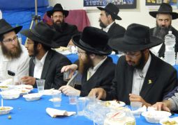 מאות חגגו ב'ממש' בהתוועדות יום הולדת לנשיא